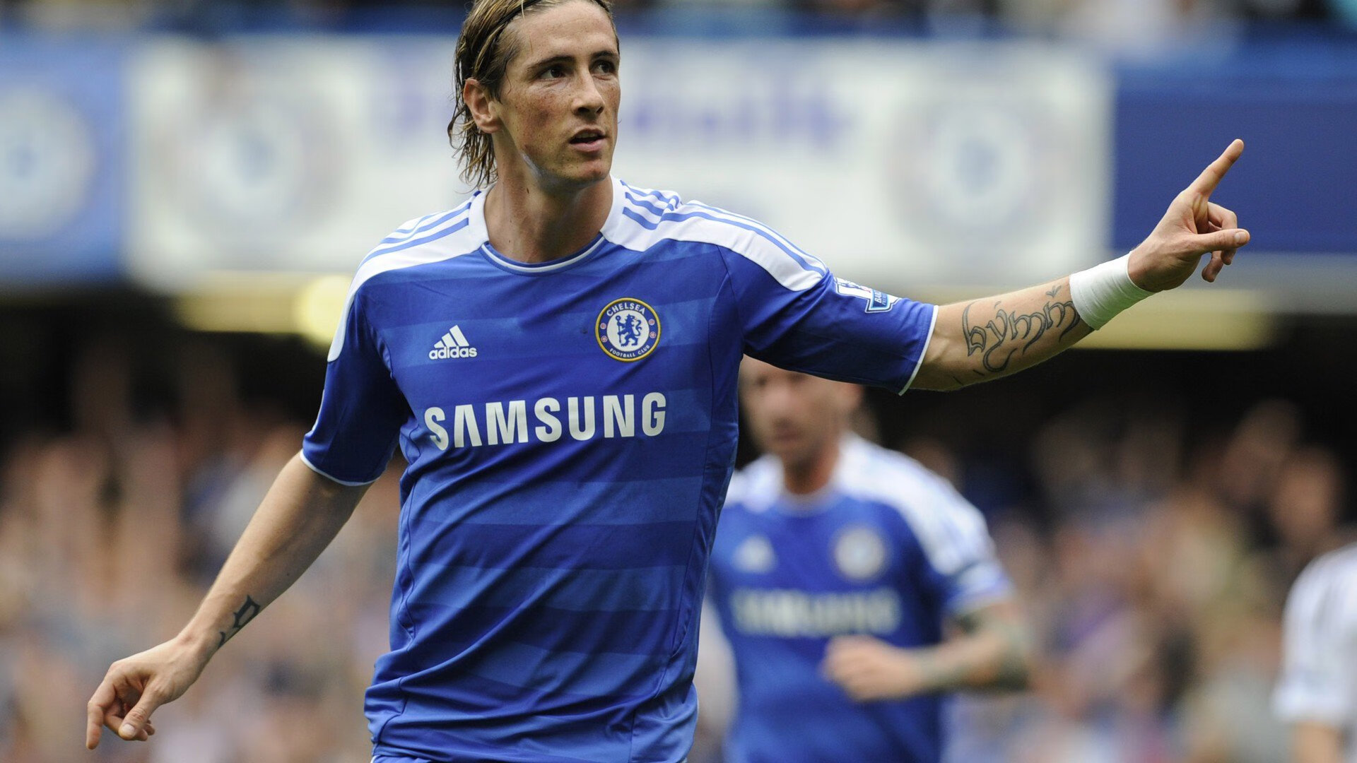 阿坎吉，当舞台灯光亮起，他便化身绿茵战神